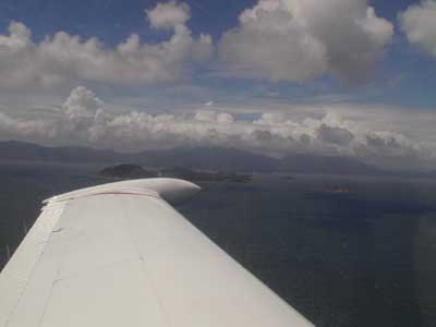 Via a 500 ft AGL, tra le isolette davanti a Hong Kong