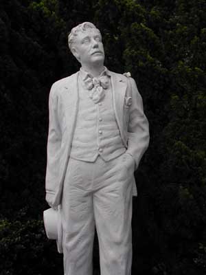 La statua di Giacomo Puccini, donata dal Governo italiano a quello giapponese nel 1996 e collocata nel Glover Garden (notare la Butterfly sulla spalla)