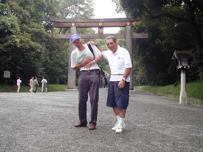 Allora rilassiamoci con un bel 'Cityrama' tour. Qui siamo allo 'Shinto Shrine'...