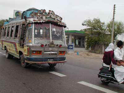 Il pittoresco traffico a Karachi